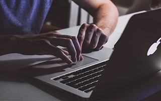 蘑菇影视在线观看深度揭秘：真相风波背后，神秘人在无人天台的角色彻底令人意外